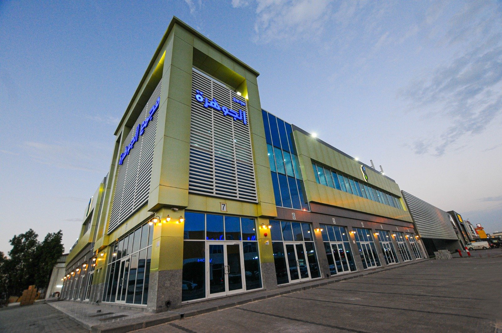 Car Showroom & Administrative Building 